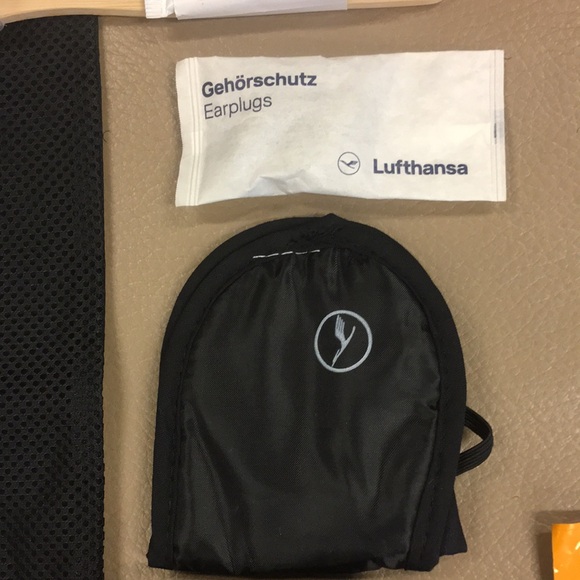 Lufthansa Toiletry Bag - Picture 4 of 9